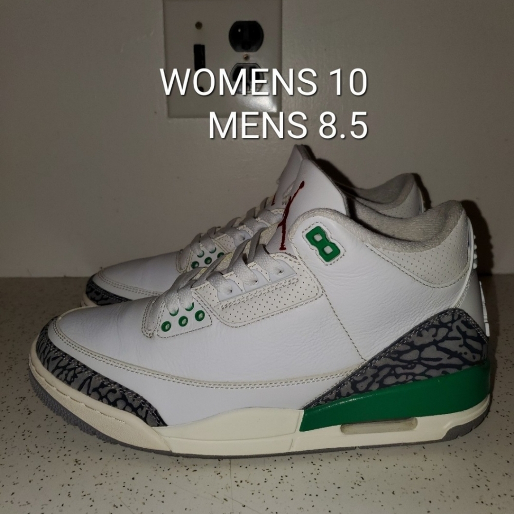 SIZE 10 - WOMENS JORDAN 3 RETRO, LUCKY GREEN. PRE-OWNED NO BOX. SLIGHT YELLOWING